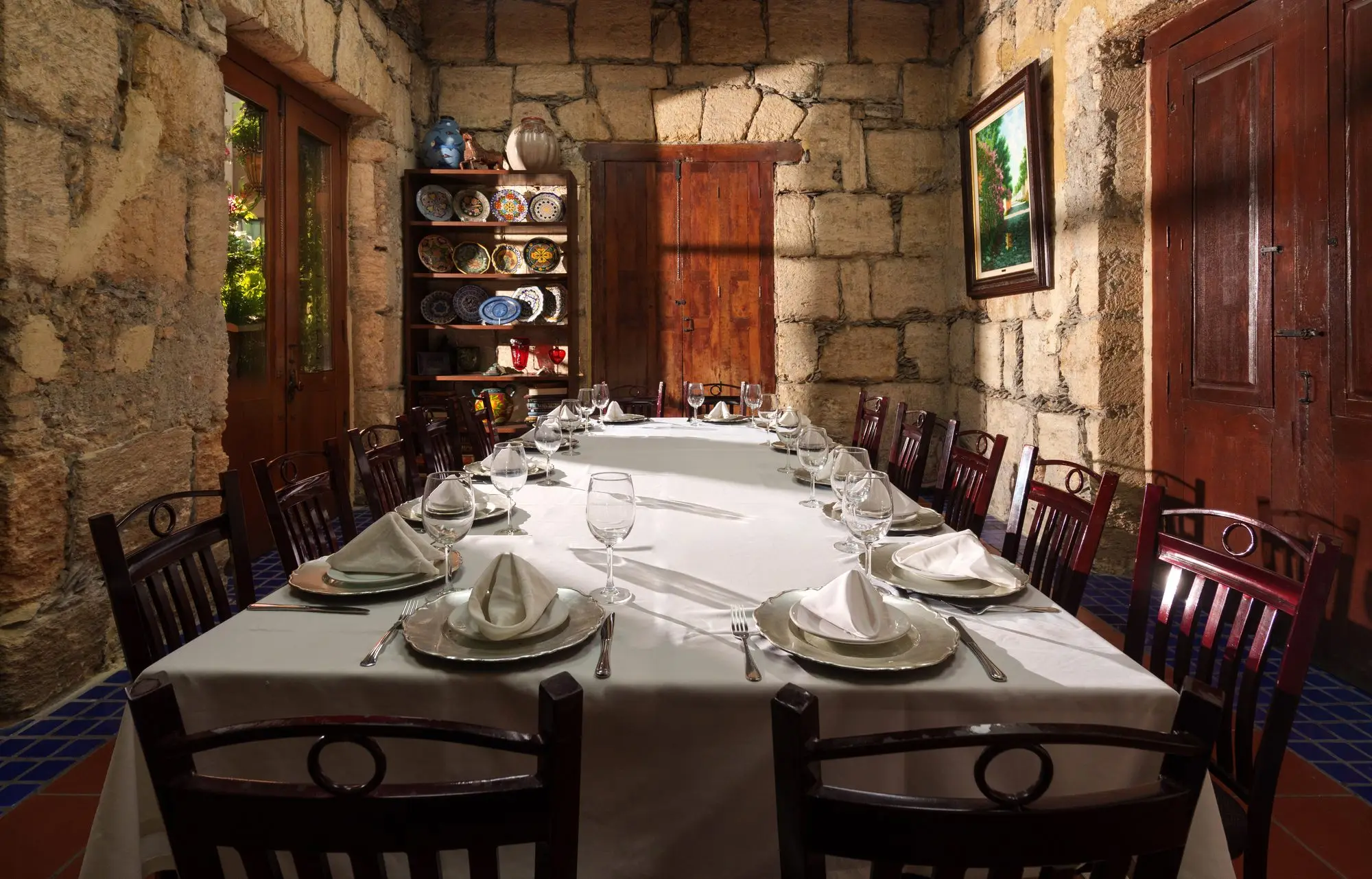 Salón del Jefe set as a private dining room, with its long table and sandstone walls