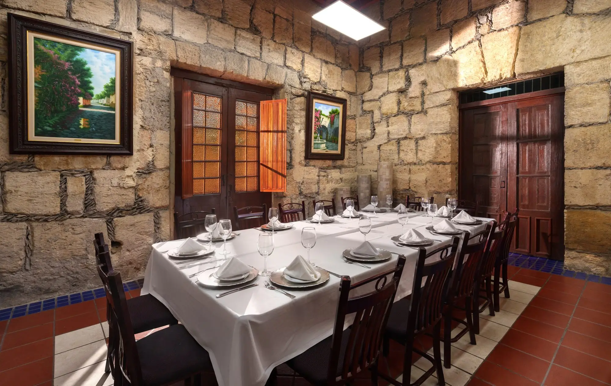 The private dining room of Salón del Jefe seen from the entrance, with the painting and the windows
