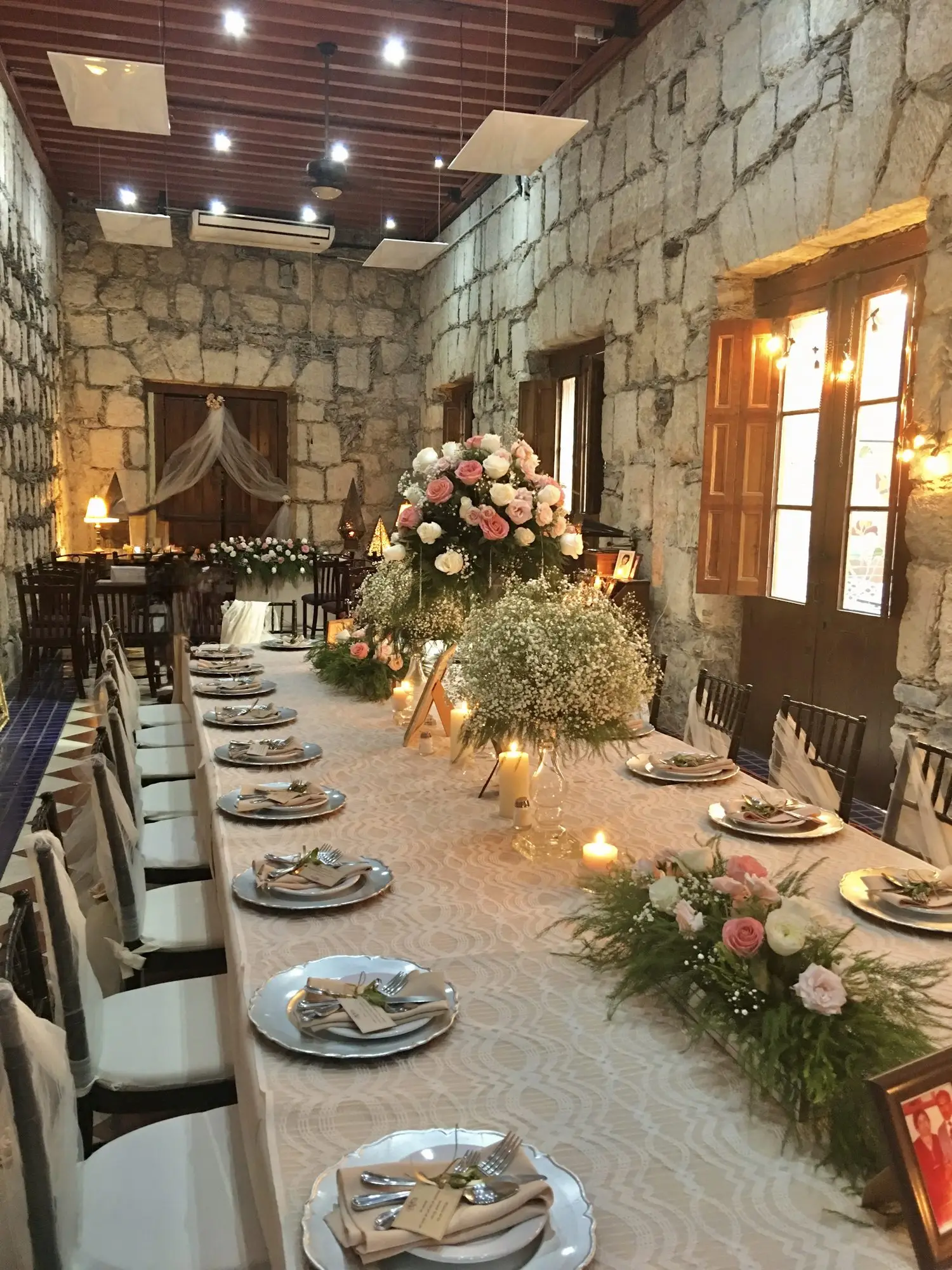 An imperial table dressed in white and flowers, set for a wedding in Salón Romancera