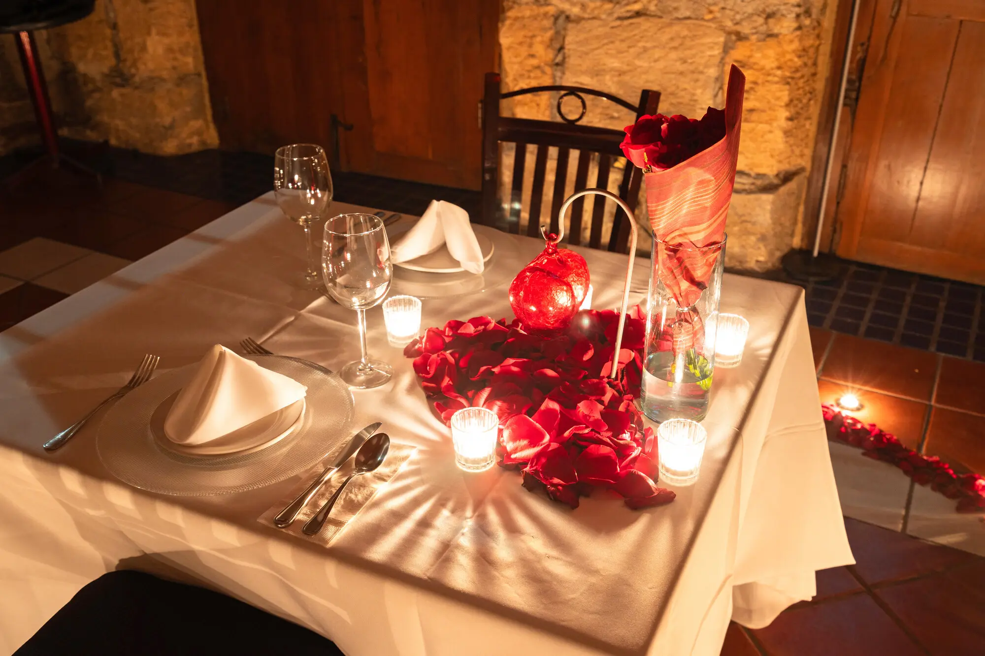El centro de mesa del Salón del Jefe: rosas y el corazón de cristal