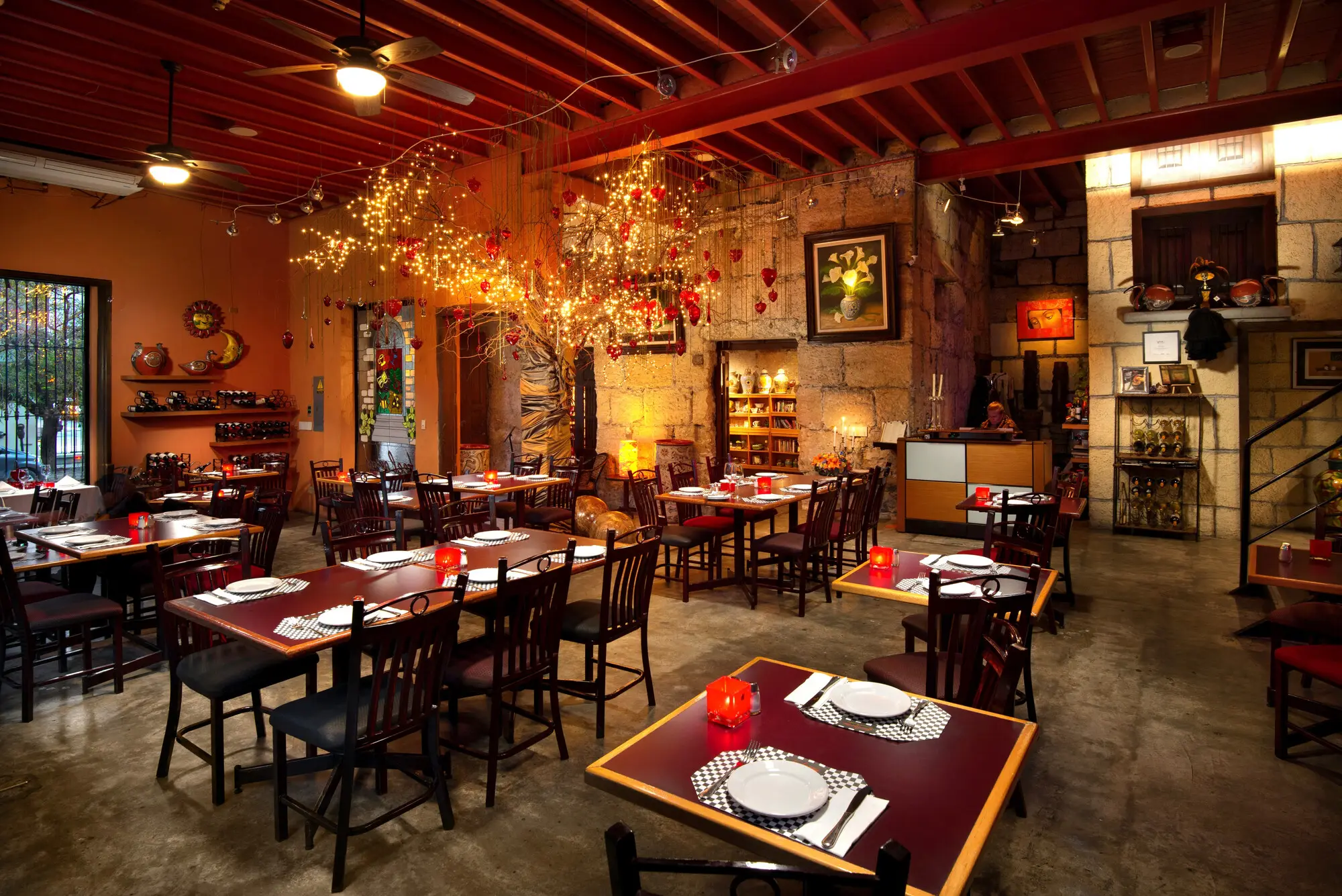 El Comedor Principal, con sus luces cálidas colgantes